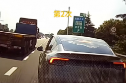 特斯拉驾驶员高速上5次别停后车并竖中指：寻衅滋事 行拘5日