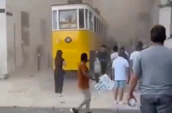 葡萄牙著名旅游景点 黄色历史缆车脱轨坠毁：至少15人死亡