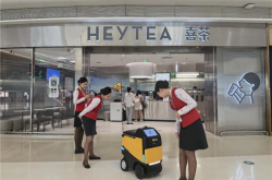 全国首个机场智能送餐：美团自研“小黄蜂”机器人投用深圳宝安机场