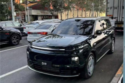 理想问界结合体 零跑大型旗舰D19实车首曝：六座家用SUV黑马来了