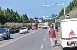 终于遇到对手了！当无人车遇到公路晒粮：大妈一肚子气却无可奈何