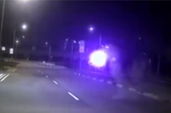 曝新加坡多地出现“球形闪电”：浑身冒紫光在路上弹跳