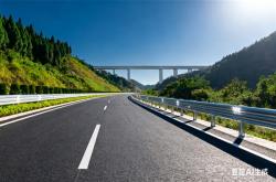 无人机拍下高速路震撼“彩色灯带”：一眼望不到头