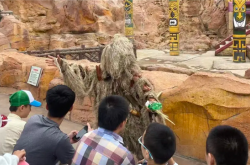 大学生当兼职野人：游客太热情 投喂太多吃不下