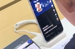 手机店内小孩哥用通缉令上证件号认证游戏 官方提醒：不要效仿 可能会被拘留