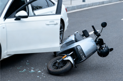 乘客开门杀撞伤人！司机未买商业险 需自负200万元赔偿