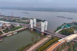 满足5000吨级船舶通航需求！华中地区首座开启桥建成试通车