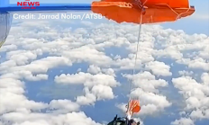 惊险！备用降落伞意外开伞 澳大利亚跳伞员被拽出机外卡在机翼上