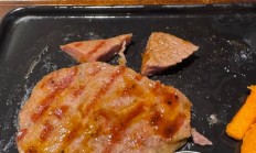 必胜客用芝麻小字标注调理牛排 罗永浩：商人不可能老实 也不容易