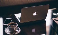 MacOS 26 Bug致显示器闪烁：官方多次更新问题反而更糟！