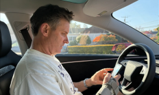 特斯拉FSD更新：允许车主在自动驾驶模式下发短信