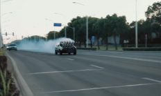 四缸八涡轮！赛车博主为博眼球将报废改装车开上路：驾照没了