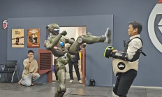 不加薪哇！众擎T800人形机器人一脚把自家CEO踹翻在地