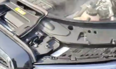 79万刚买3天的奔驰S400在街头自燃 车主要求退换车被拒