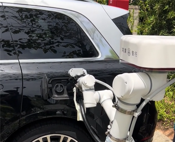 别家还是PPT 华为已开始铺设！鸿蒙智行门店用上机械臂超充