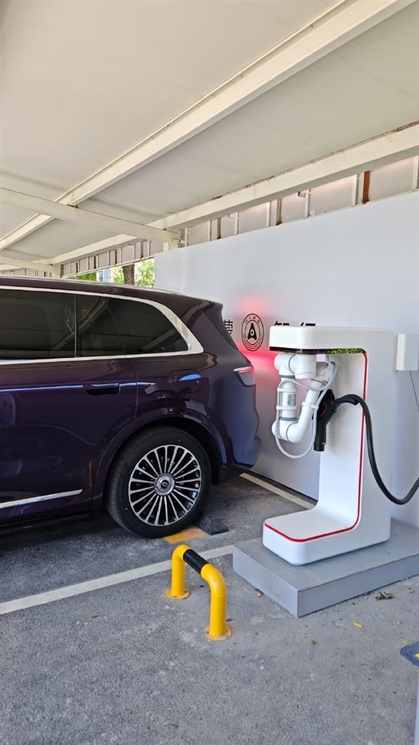 别家还是PPT 华为已开始铺设！鸿蒙智行门店用上机械臂超充