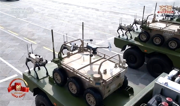 机器狼亮相九三阅兵：最多负重20公斤 30秒极速换电池