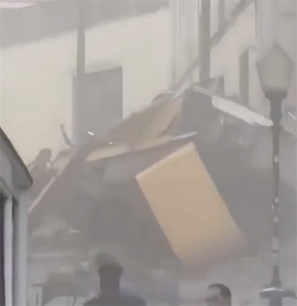 葡萄牙著名旅游景点 黄色历史缆车脱轨坠毁：至少15人死亡