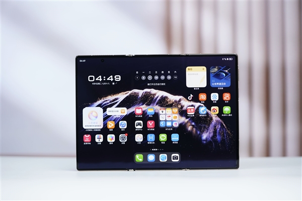 全球第2款三折叠!华为Mate XTs非凡大师图赏