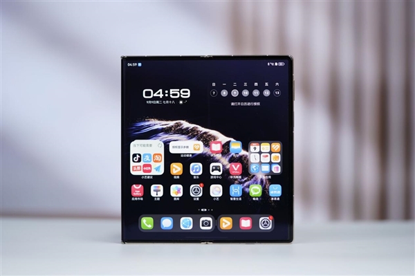 全球第2款三折叠!华为Mate XTs非凡大师图赏