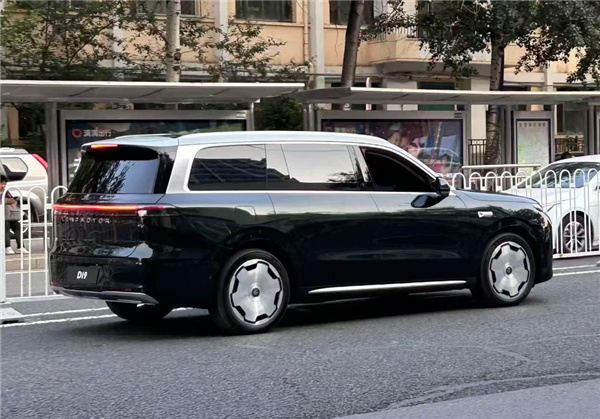 理想问界结合体 零跑大型旗舰D19实车首曝：六座家用SUV黑马来了