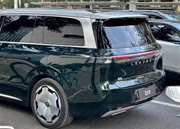 理想问界结合体 零跑大型旗舰D19实车首曝：六座家用SUV黑马来了