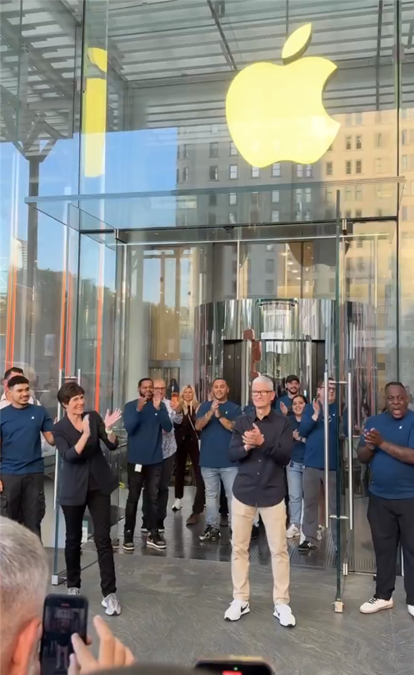 多项指标显示iPhone 17系列需求超预期 摩根大通上调苹果目标价