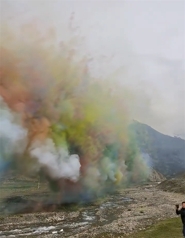 始祖鸟在喜马拉雅山脉放烟花引争议 蔡国强工作室：用的环保材料