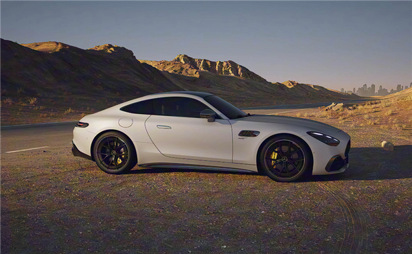 配“地表最强量产四缸机” 全新AMG双门跑车上市：售价没破百！