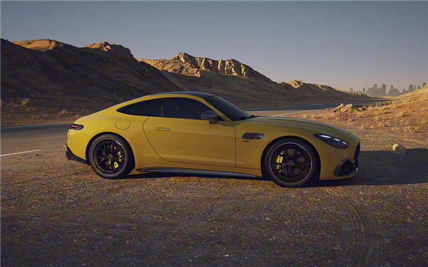 配“地表最强量产四缸机” 全新AMG双门跑车上市：售价没破百！