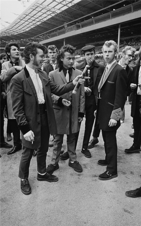 无聊的潮人们 又开始往自己脖子上拴绳了