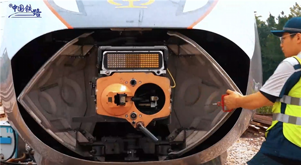 国庆中秋假期高峰 复兴号都“拼起来”跑了：总运力翻倍