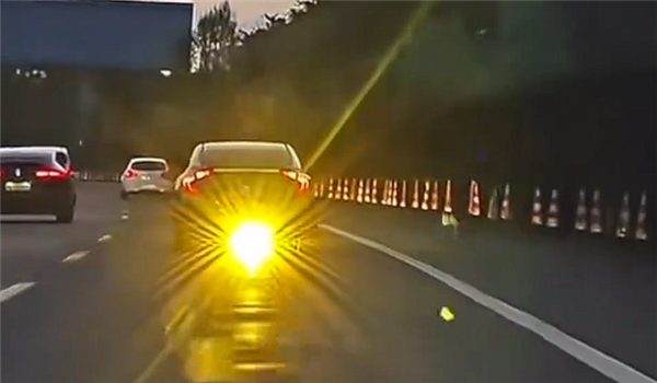超级刺眼!高速上一福特猛禽装两盏高亮后射灯:如同逆行