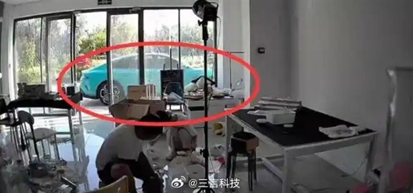 小米汽车突然自己开走 官方回应排除车辆质量问题:当事人已将账号内容清空