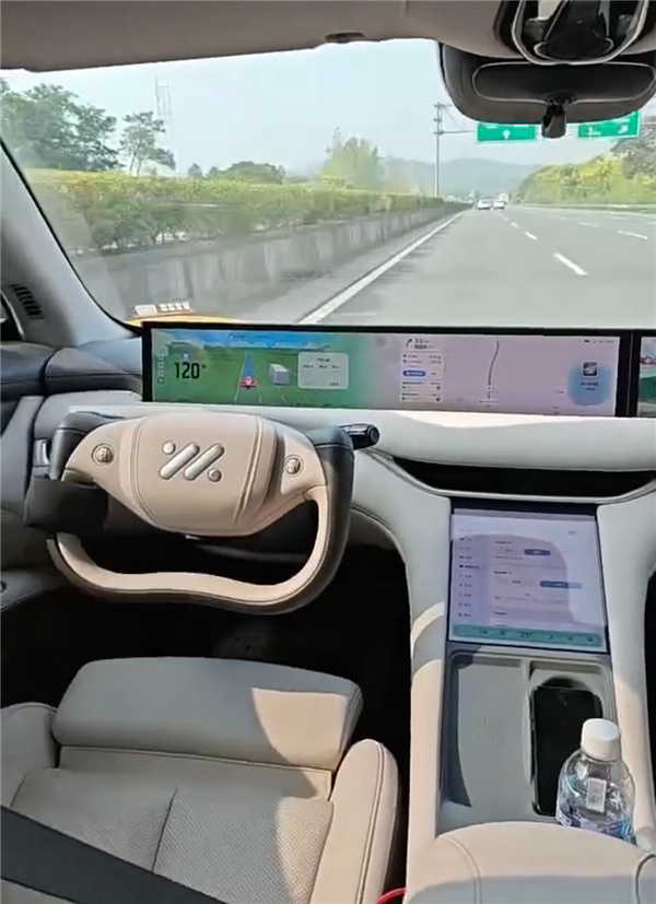智己汽车高速上自动驾驶 司机放倒后排座椅盖被子睡觉