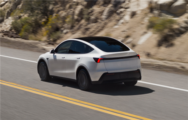 外观、配置全公布！特斯拉正式发布廉价版Model 3/Y 铁粉吐槽：价格太失望了