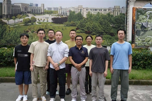 碾压传统闪存！我国研发全球首个二维-硅基混合架构闪存芯片