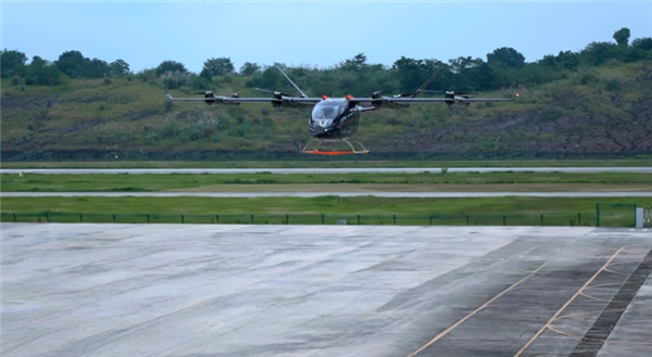 新突破！吨级载人eVTOL首次有人驾驶试飞