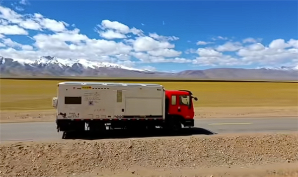 自学电焊木工电工 男子花近30万自制重卡房车出游