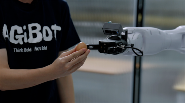 智元精灵G2机器人发布：全球首款十字腕力控臂