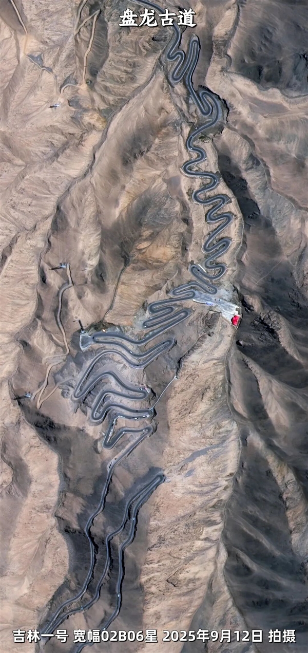 卫星俯瞰盘龙古道：帕米尔高原上的600道弯 仿佛一条巨龙