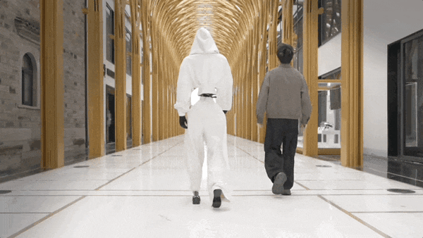 宇树最新机器人发布:1米8大高个 能跳舞会功夫