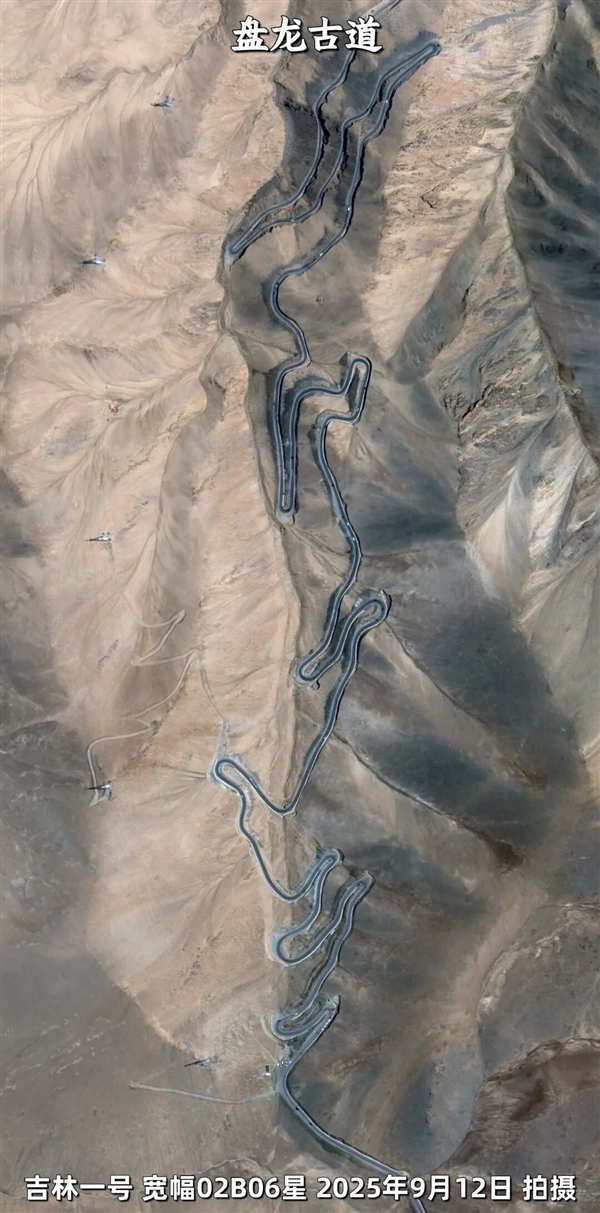 卫星俯瞰盘龙古道:帕米尔高原上的600道弯 仿佛一条巨龙