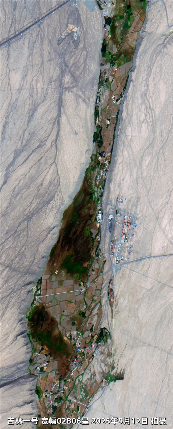 卫星俯瞰盘龙古道:帕米尔高原上的600道弯 仿佛一条巨龙