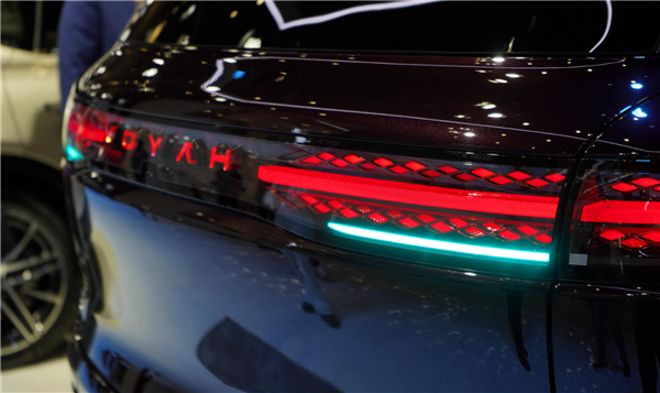 国产豪华旗舰SUV新王炸!岚图旗舰泰山亮相郑州国际车展