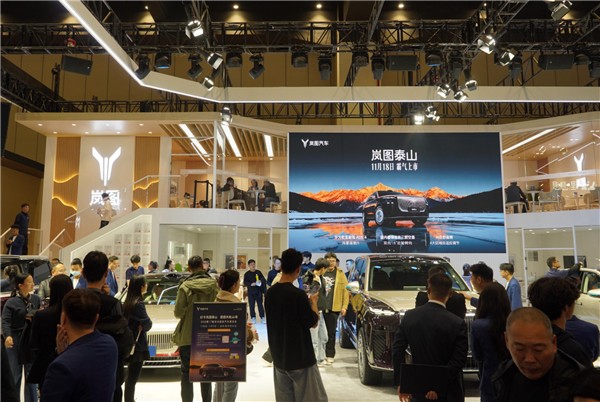 国产豪华旗舰SUV新王炸!岚图旗舰泰山亮相郑州国际车展