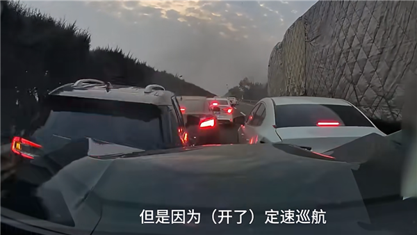 女子高速上连撞四车甩锅给定速巡航：我踩了 没刹住