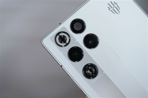 内置24000转/分钟风扇！红魔11 Pro图赏