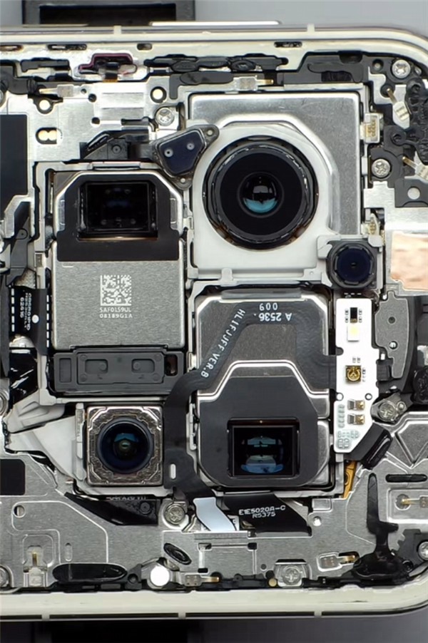 华为Mate 80 Pro Max拆解出炉:后壳整块铝合金CNC打造 主板集成度超高