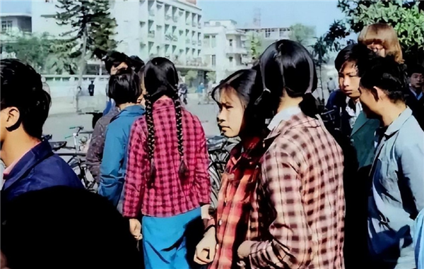 用了几十年的聚酯纤维：是怎么在互联网塌房的